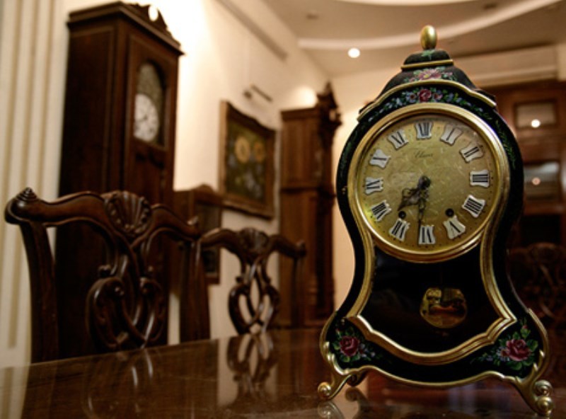đồng hồ để bàn vỏ gỗ