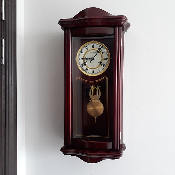 Đồng hồ treo tường quả lắc là đồng hồ cơ học sử dụng chuyển động dao động qua lại của một con lắc kết hợp với quả nặng