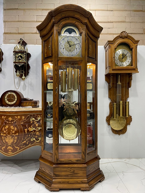 Giá của đồng hồ tủ chịu ảnh hưởng từ nhiều yếu tố